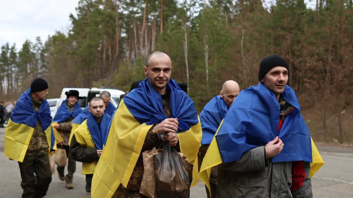 До України повернулося з полону 175 бійців: Зеленський показав зворушливі фото обміну полоненими