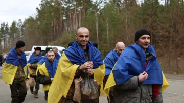 До України повернулося з полону 175 бійців: Зеленський показав зворушливі фото обміну полоненими
