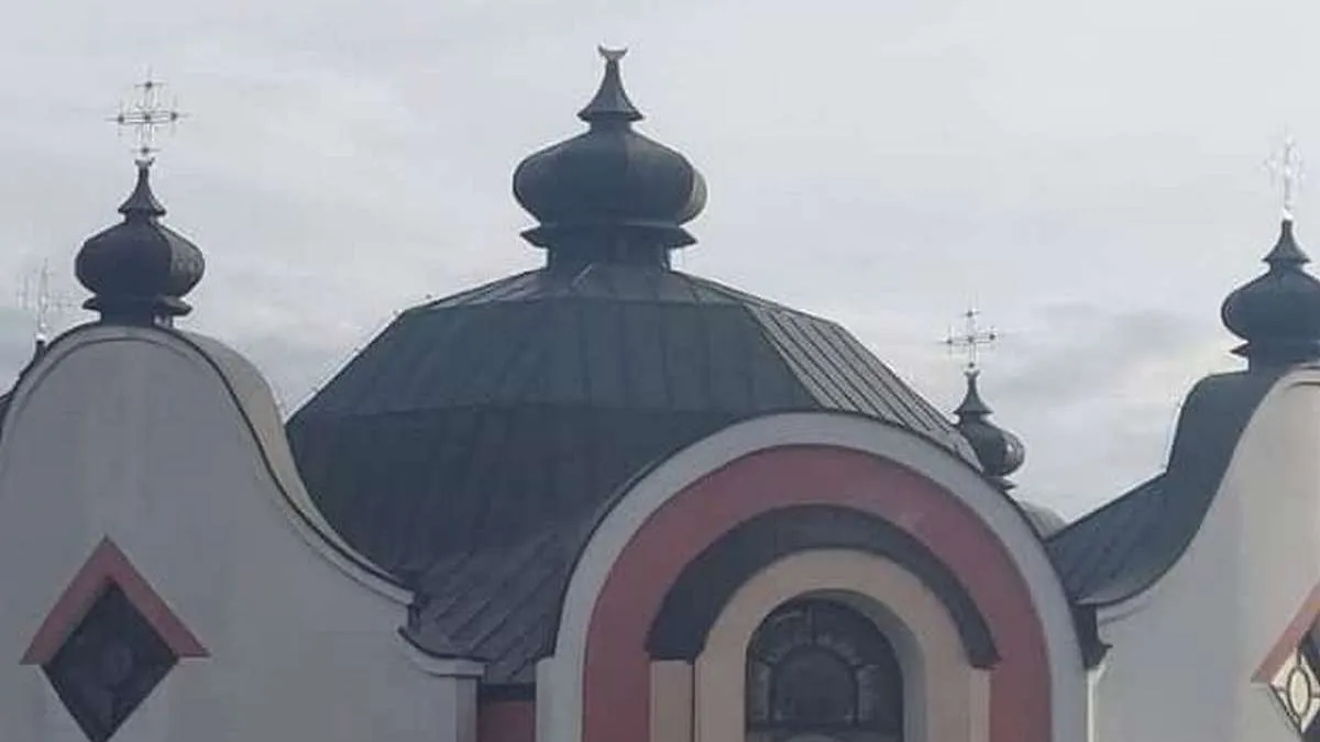 У Польщі невідомі зрізали хрест з української церкви: посол повідомив подробиці