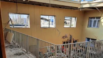 Вибите скло, пошкоджені стіни: росіяни вдарили по одному з закладів освіти Херсона, фото